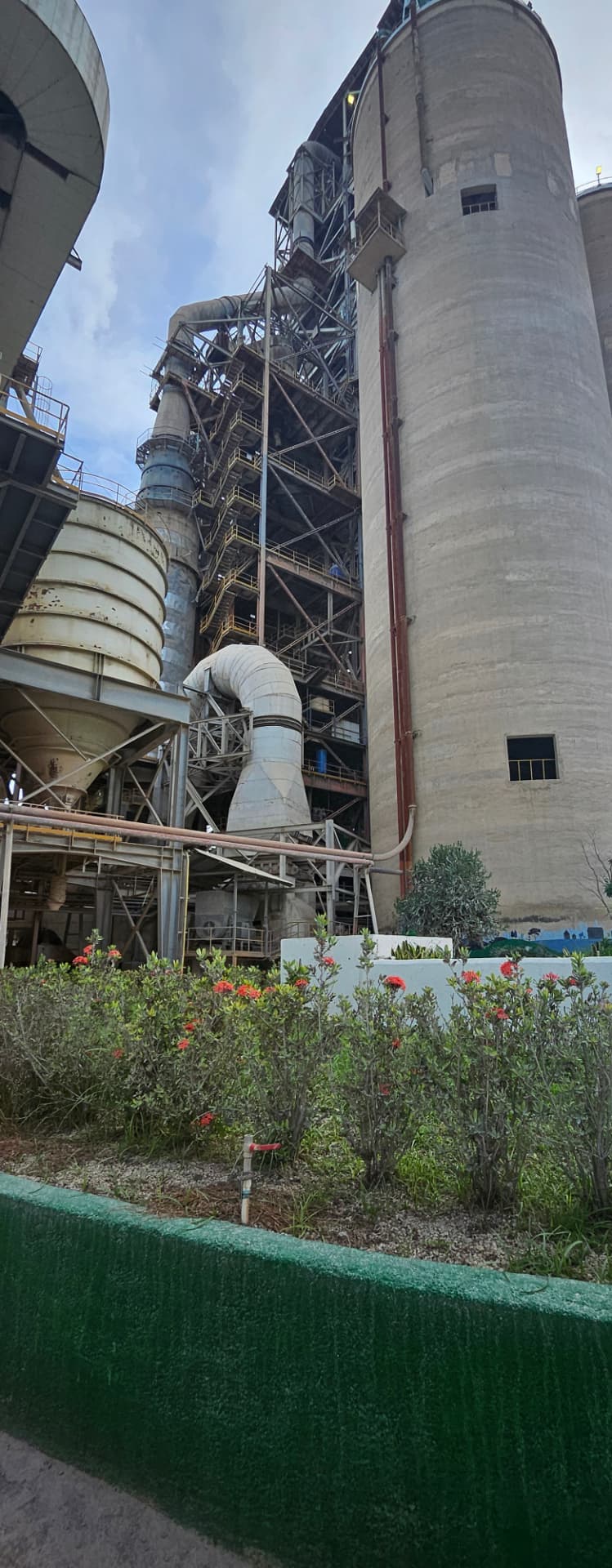Estructura industrial de proceso vista desde el nivel de planta